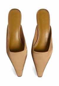 Ruske satin slip-on jalkineet, joissa on terävä kärki, avoin takaosa ja sileä pinta, varustettuna litteällä kantapäällä ja vähäisillä ompeluyksityiskohdilla.