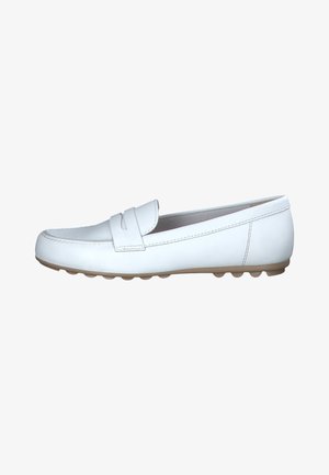Mocassin en cuir blanc avec un design cousu, bout arrondi et semelle plate dotée de petites bosses pour l'adhérence. Style simple et minimaliste.