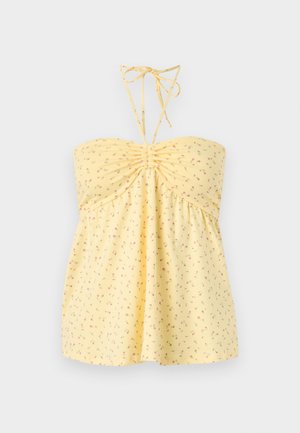 Top amarillo sin tirantes con estampado pequeño de flores rosas y un lazo halter en el cuello, con detalle fruncido en el busto.