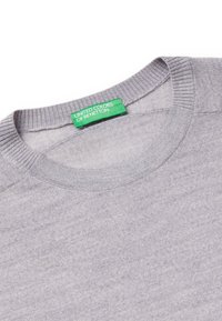Szary sweter wykonany z miękkiego materiału, z prążkowanym okrągłym dekoltem. Posiada zieloną metkę z napisem "UNITE COLORS OF BENETTON".