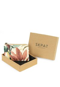 Cartera con cremallera que presenta un patrón floral en tonos rosa y verde, hecha de tela, colocada en una caja de regalo de cartón marrón con el nombre de la marca visible.