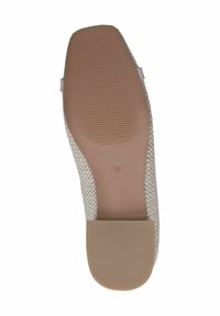 Beige gewebter Slipper mit strukturierter Oberfläche, flacher Gummisohle und abgerundeter Zehenpartie. Größe 37 auf der Unterseite markiert.