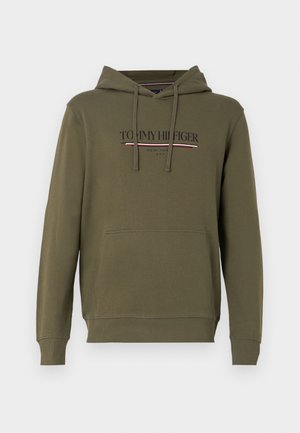 Grøn hættetrøje med frontlomme, med et mærket logo i marineblå og rød. Fremstillet af blødt stof, med ribbede manchetter og kant.