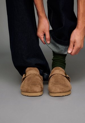 Bershka Pantofle - brown