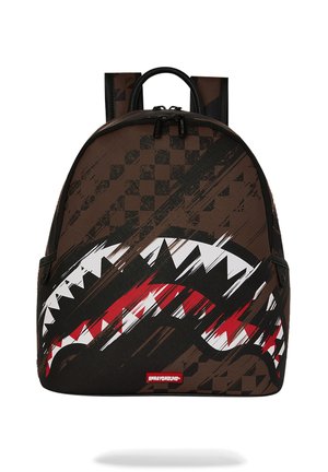Zaino marrone con motivo a scacchiera nero e grafica audace della bocca di squalo in bianco, rosso e nero sul pannello frontale.