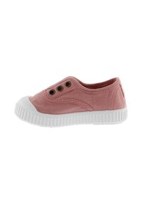 Sneaker in tela rosa con suola in gomma bianca, caratterizzata da tre occhielli metallici nella parte superiore e un design testurizzato.
