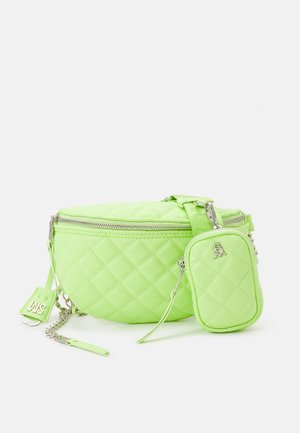Gequilted neon groene schoudertas met zilveren rits, afneembare mini-instap en verstelbare riem. Gladde textuur, ronde vorm en merklabel inbegrepen.