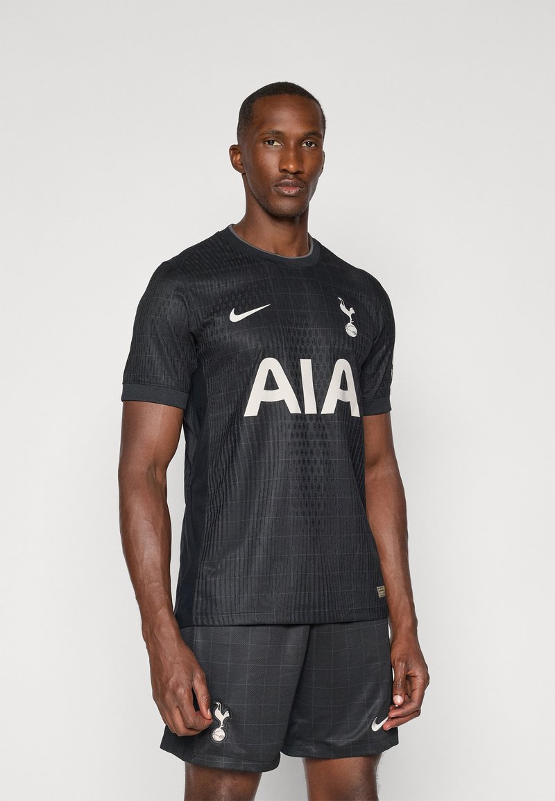Maillot de football noir avec un motif texturé, col rond, lettrage "AIA" blanc et logo du club sur le short. Fabriqué en matériau respirant.