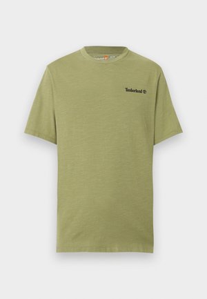Ανδρικό κοντομάνικο T-shirt σε ελιάς πράσινο με στρογγυλή λαιμόκοψη και μικρό μαύρο λογότυπο Timberland στο αριστερό στήθος.