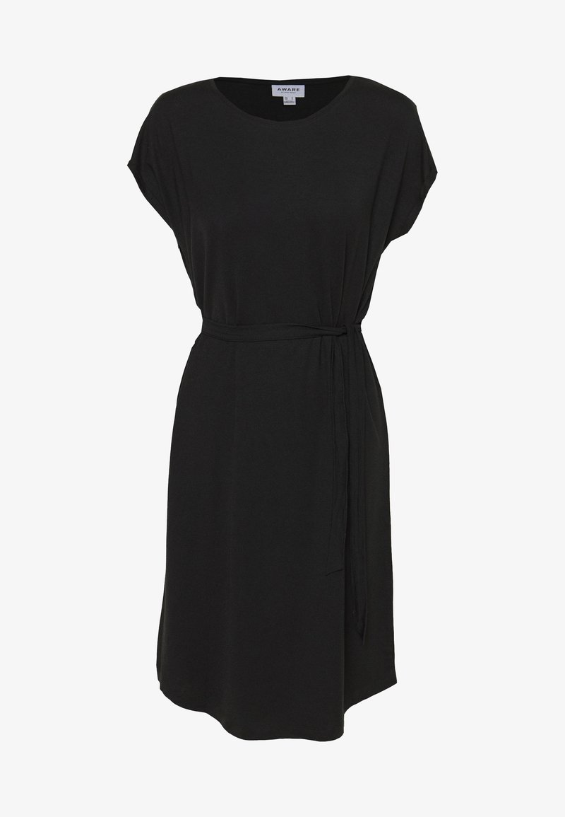 Robe noire sans manches longueur genou avec col rond et fine ceinture nouée à la taille, tissu uni, style décontracté.