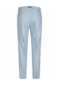 Lichtblauwe broek van stof met een subtiele textuur, voorzien van twee achterzakken met knopen en een getailleerde pasvorm.