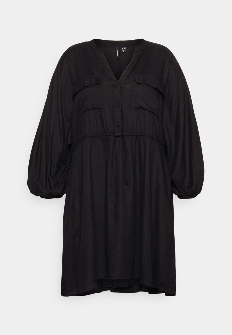 Robe noire à manches longues avec encolure en V, boutonnée devant, taille avec cordon, deux poches poitrine et manches amples froncées.