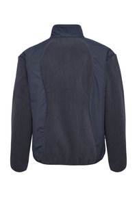 Marinblå jacka med en mjuk, texturerad fleece-bakpanel, hög krage och långa ärmar; kontrasterande tyg på axlar och sidor.