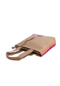 Bolsa tote beige con una textura suave. Presenta acentos coloridos en naranja y rosa. Incluye dos asas y un cierre de cremallera.
