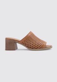 Mules de tacón en cuero marrón claro con la punta abierta y un diseño de cortes geométricos. El tacón tiene un estilo apilado texturizado para mayor agarre.