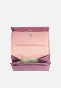 Portafoglio in pelle di colore rosa chiaro e viola con chiusura a scatto. Presenta numerosi slot per carte e un compartimento centrale con una finitura liscia.