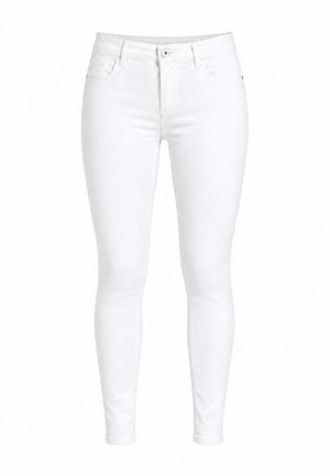 Hvide slim-fit jeans med knap- og lynlåslukning foran, bæltestropper og fem-lomme styling på ensfarvet baggrund.