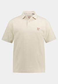 Polo beige con colletto abbottonato, maniche corte e tessuto testurizzato. Presenta un piccolo logo rosso "JP 1880" sul petto sinistro.
