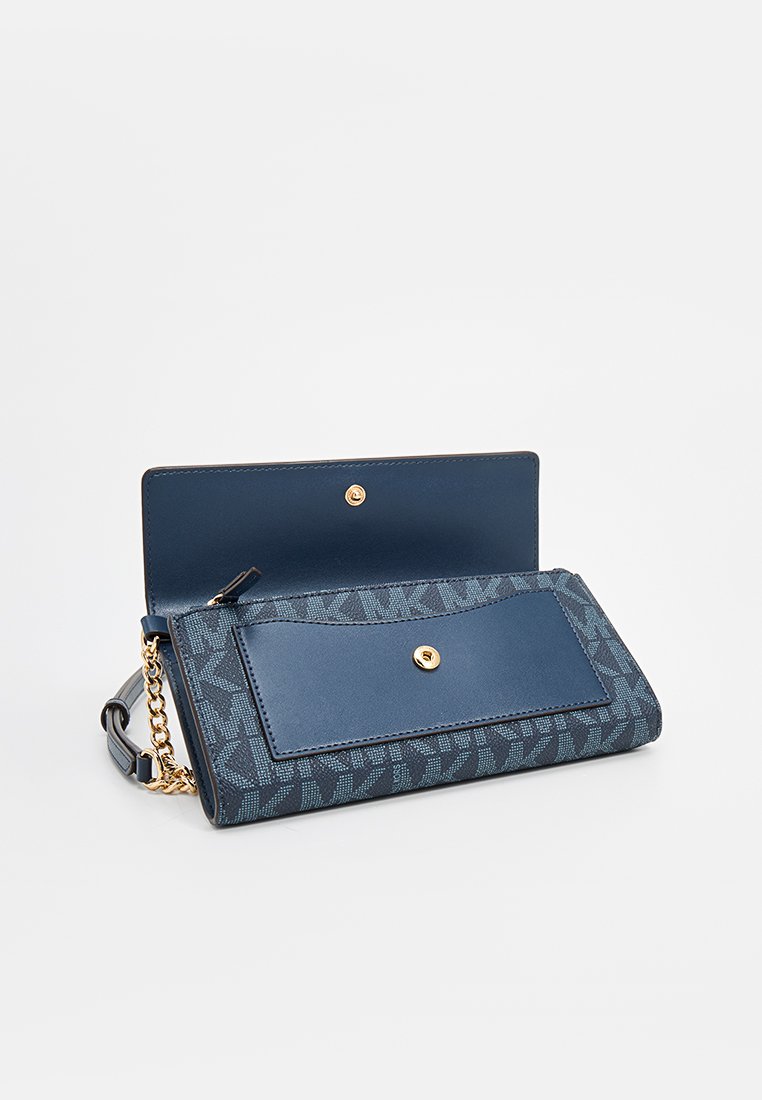 Portafoglio blu navy realizzato in materiale sintetico testurizzato, con una chiusura a pressione in tonalità oro e un design a motivo sull'esterno.