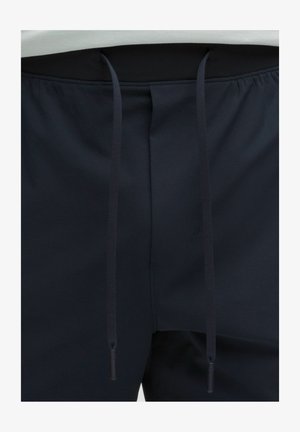 Námornícky modré atletické šortky s elastickým pásom, s čiernymi šnúrkami a hladkou, ľahkou textúrou látky.