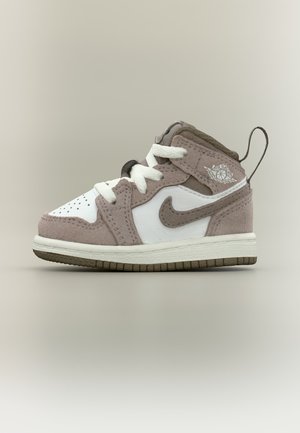 Παιδικό sneaker Air Jordan υψηλού κορμού με λευκό και ταυπέ σουέντ, λευκά κορδόνια και θηλιά σε ουδέτερο φόντο.