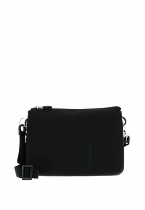 Borsa a tracolla in nylon nero con chiusura a zip, forma piatta, tracolla regolabile e marchio in rilievo sul davanti. Dettagli in metallo argentato.