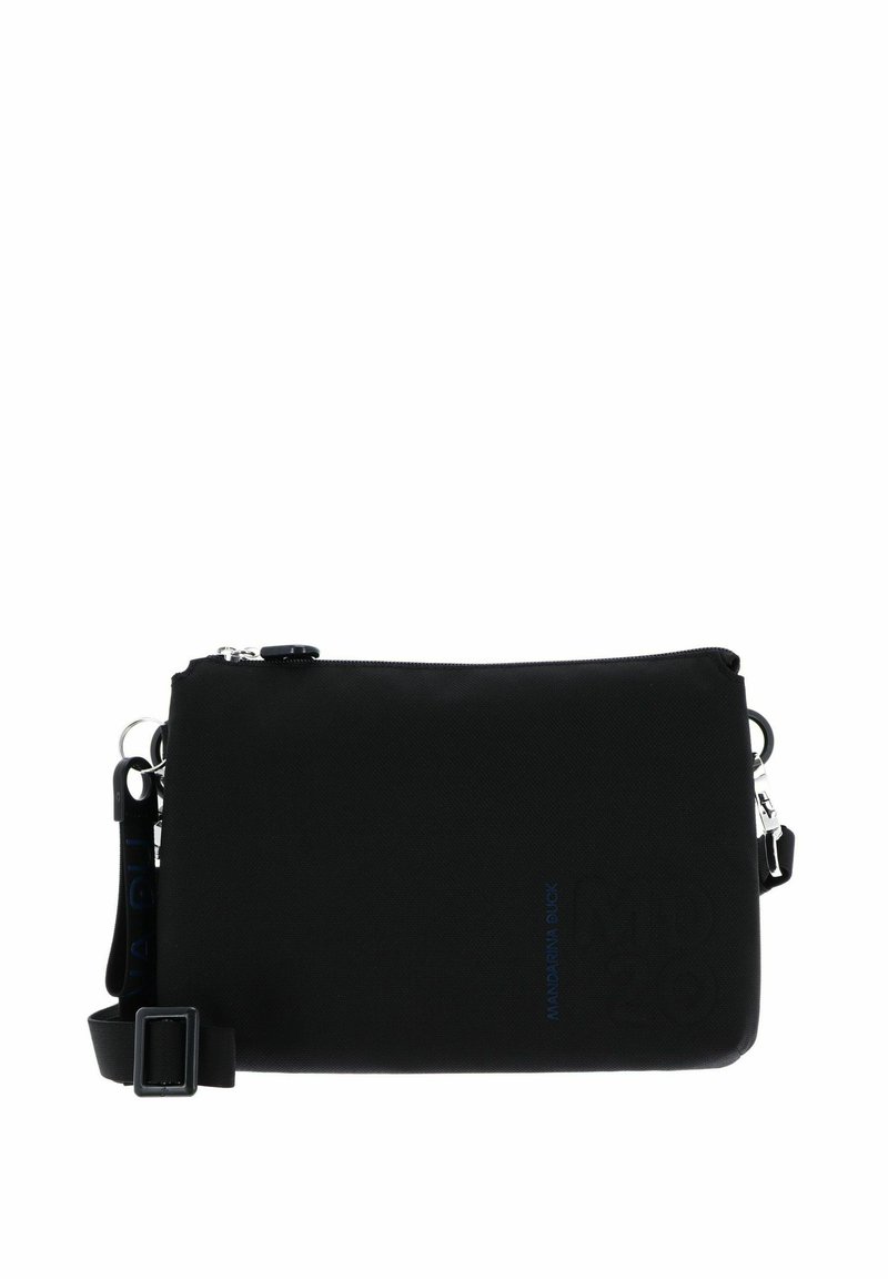 Borsa a tracolla in nylon nero con chiusura a zip, forma piatta, tracolla regolabile e marchio in rilievo sul davanti. Dettagli in metallo argentato.