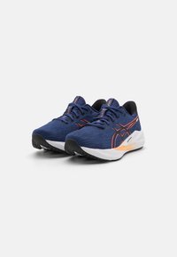 Scarpe da ginnastica blu con tomaia in rete, accenti arancioni, ammortizzazione nera e intersuola bianca con suola esterna in gomma nera texturizzata.