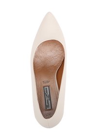 Décolleté crema a punta con esterno in pelle liscia, soletta beige texturizzata e un sottile etichetta con il marchio alla base.