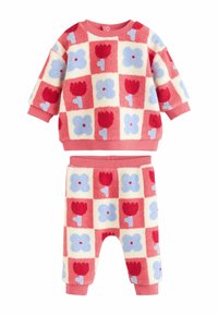 Fleece-puvustluutset, joka on varustettu vaaleanpunaisella ja kermaisella ruutukuviolla, jossa on punaisia tulppaaneja ja sinisiä kukkia, ribbauspaidoilla ja vyötärönauhoilla.
