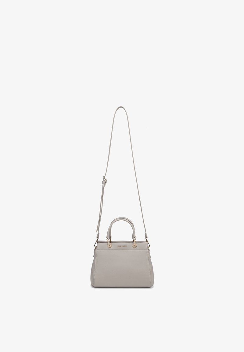 Petit sac à main gris clair avec de courtes poignées et une longue bandoulière réglable, présenté sur fond blanc.