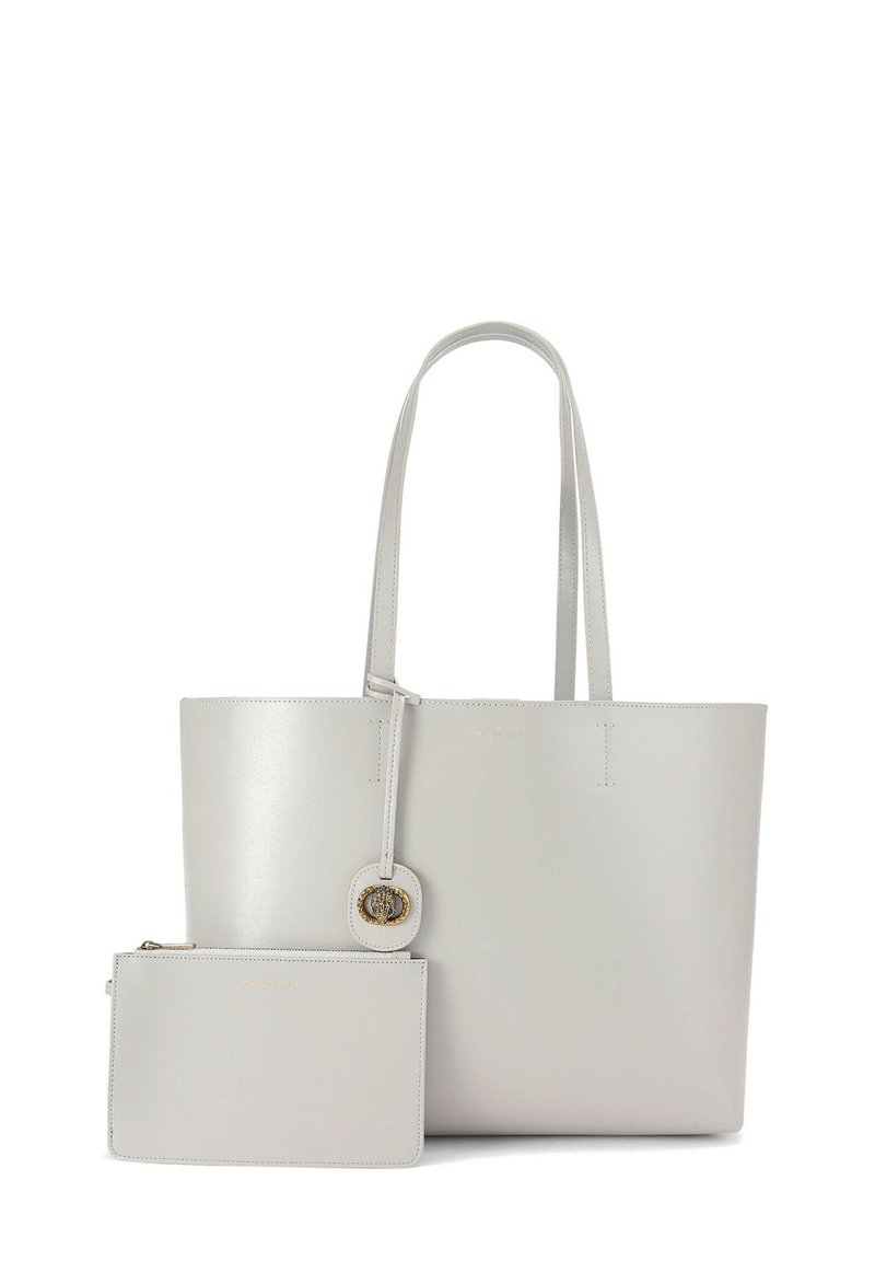 Borsa tote in pelle grigia con due manici, dotata di un accento in oro rotondo e una pochette distaccabile abbinata. Texture liscia, design minimal.
