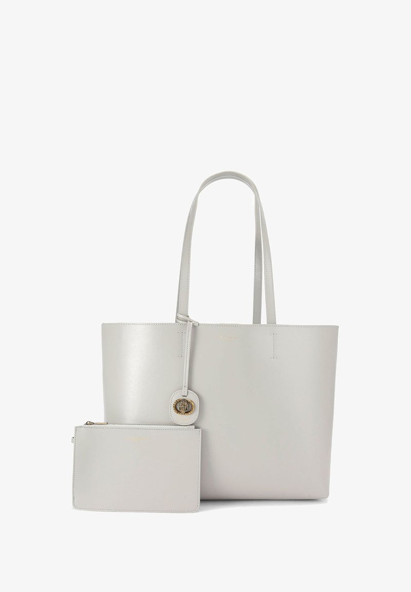 Szara skórzana torba typu tote z dwoma uchwytami, z okrągłym złotym akcentem i dopasowaną, odłączaną saszetką. Gładka faktura, minimalistyczny design.