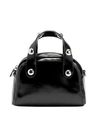 Czarna skórzana torebka o zaokrąglonym kształcie, z dwoma uchwytami na górze i srebrnymi elementami ozdobnymi. Posiada zamek błyskawiczny i gładką fakturę.