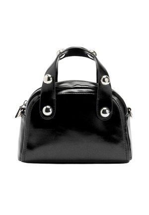 Czarna skórzana torebka o zaokrąglonym kształcie, z dwoma uchwytami na górze i srebrnymi elementami ozdobnymi. Posiada zamek błyskawiczny i gładką fakturę.