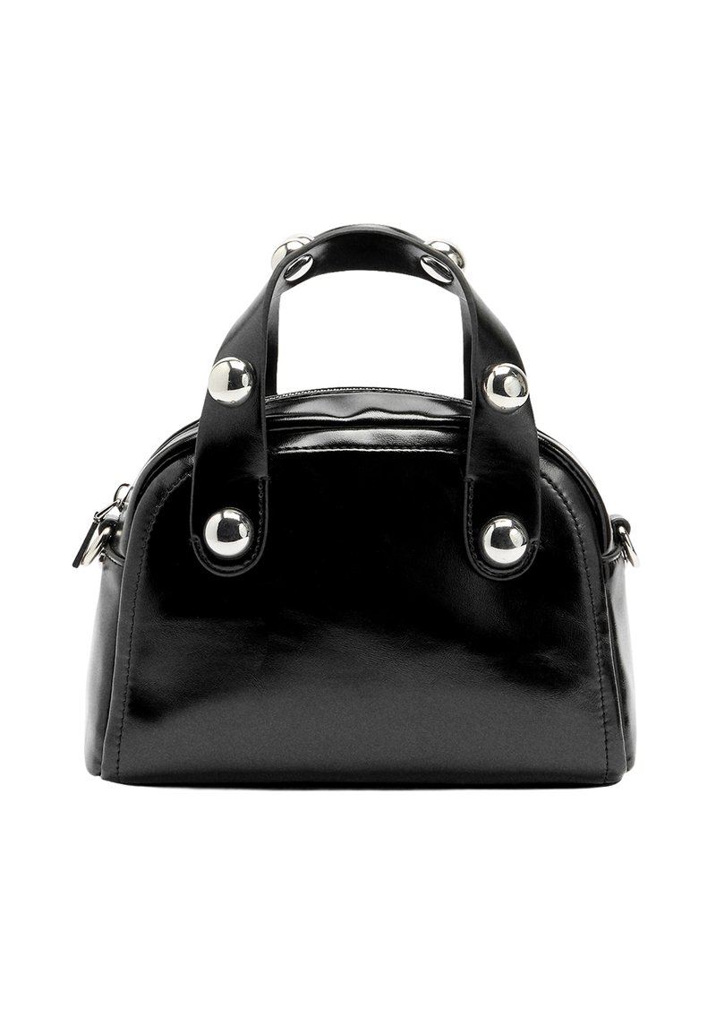 Czarna skórzana torebka o zaokrąglonym kształcie, z dwoma uchwytami na górze i srebrnymi elementami ozdobnymi. Posiada zamek błyskawiczny i gładką fakturę.