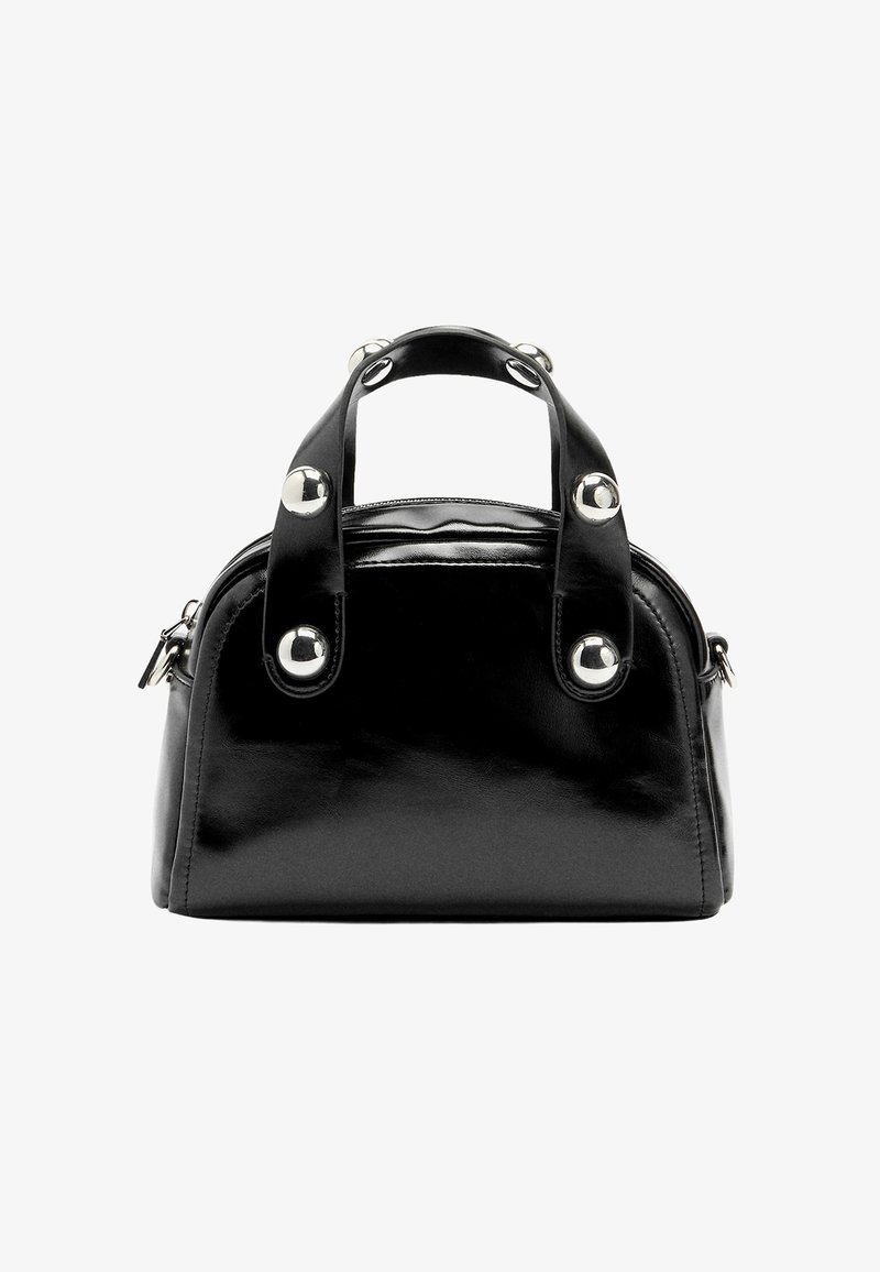 Czarna skórzana torebka o zaokrąglonym kształcie, z dwoma uchwytami na górze i srebrnymi elementami ozdobnymi. Posiada zamek błyskawiczny i gładką fakturę.