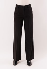 Pantaloni neri a gamba larga in tessuto liscio, con chiusura frontale a bottoni, due tasche laterali e una piega centrale frontale.