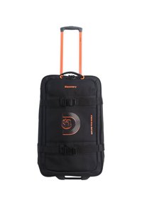 Valigia nera con ruote e manico arancione, dotata di chiusura a zip, accessori in plastica e un emblema con design di un globo.