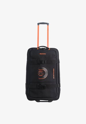 Valigia nera con ruote e manico arancione, dotata di chiusura a zip, accessori in plastica e un emblema con design di un globo.