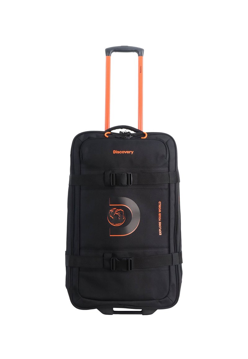 Valigia nera con ruote e manico arancione, dotata di chiusura a zip, accessori in plastica e un emblema con design di un globo.