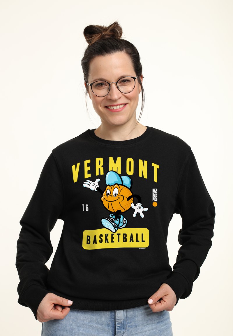 Felpa nera con un personaggio di basket in stile cartone animato giallo e blu, con la scritta "VERMONT BASKETBALL", colletto rotondo e maniche lunghe.
