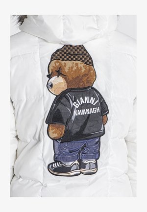 Weiße Daunenjacke mit großer Bärenstickerei auf dem Rücken. Der Bär trägt ein schwarzes Shirt mit dem Text "GIANNI KAVANAGH" und blaue Hosen.