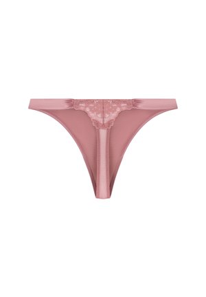 Perizoma rosa in raso con dettagli in pizzo sulla parte anteriore, caratterizzato da una texture liscia e una fascia stretta in vita, che enfatizza un design minimalista.