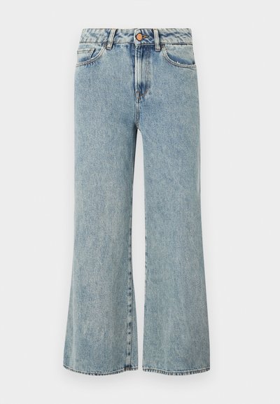 Ανοιχτό μπλε τζιν παντελόνι με φαρδύ πόδι από ντένιμ, με ψηλή μέση, πέντε τσέπες και κλείσιμο με κουμπί και φερμουάρ.