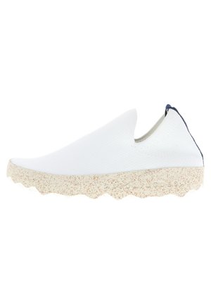 Bílé nazouvací boty s texturovaným svrškem, zakřiveným tvarem a skvrnitou béžovou podešví s cikcak vzorem. Námořnický akcent na patě.