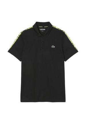 Svart polo t-shirt med klassisk krage, med gröna och gula mönstrade detaljer på axlarna och en liten logotyp på bröstet.