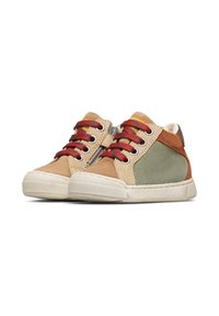 Scarpe per bambini color sabbia e verde realizzate in suede e pelle. Presentano lacci rossi e una cerniera laterale. Punta tonda e suola in gomma texturizzata.