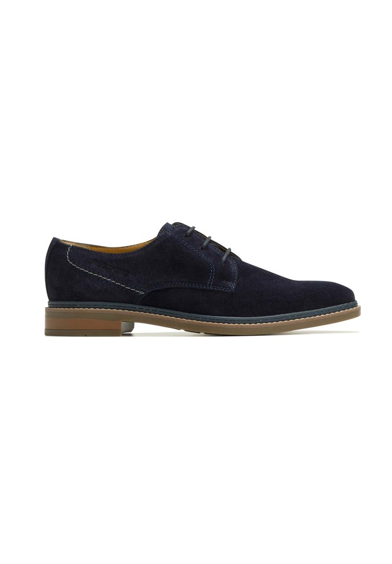 Chaussure oxford en daim bleu marine avec un bout arrondi, un laçage, des coutures contrastées et une semelle en caoutchouc marron.