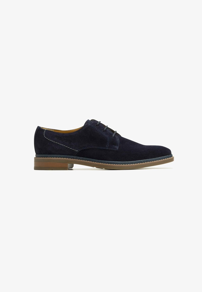 Chaussure oxford en daim bleu marine avec un bout arrondi, un laçage, des coutures contrastées et une semelle en caoutchouc marron.